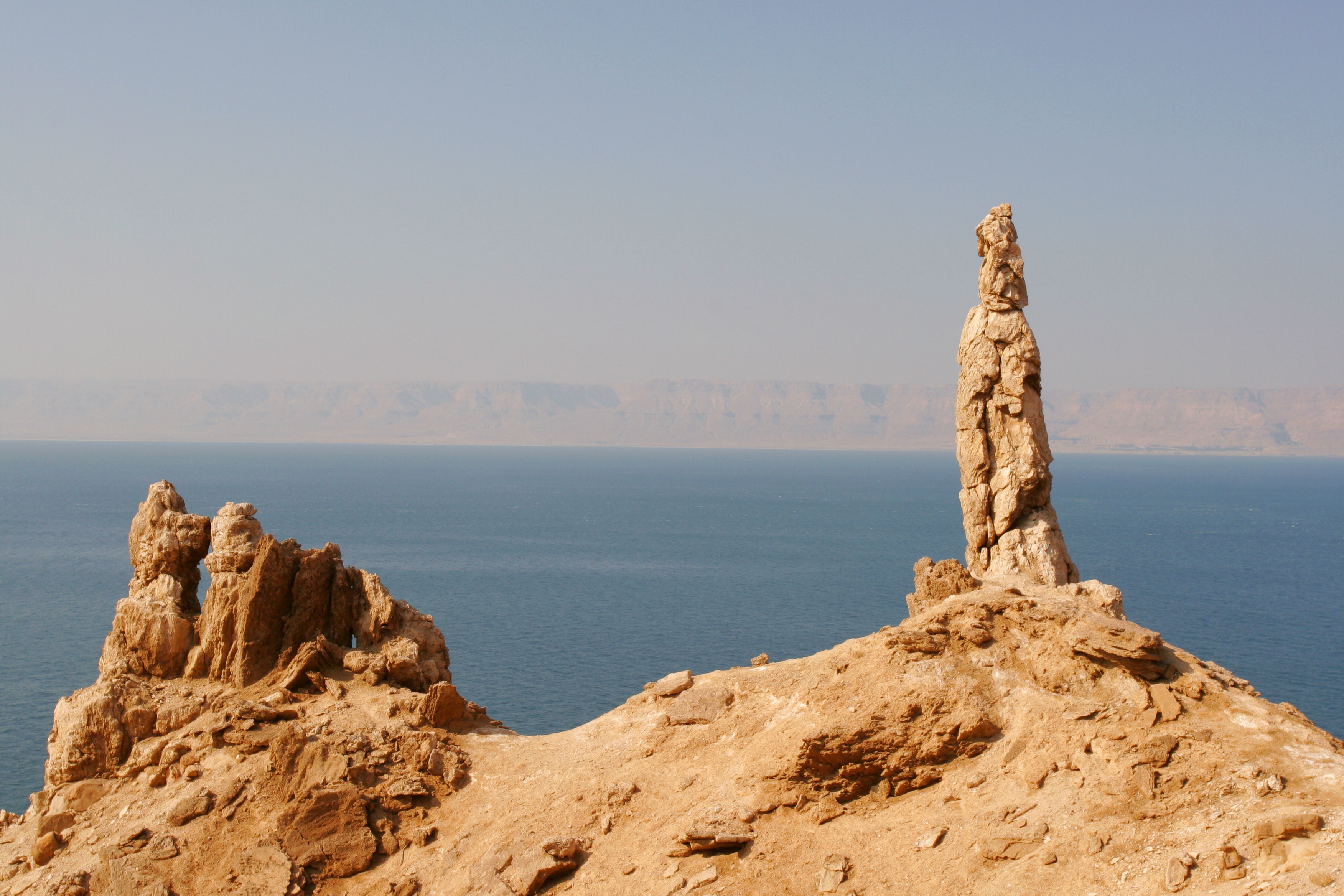 Начальная цена лота. Мертвое море соляной столб жена лота. Соляной столб жена лота. Гора Содом Мертвое море.